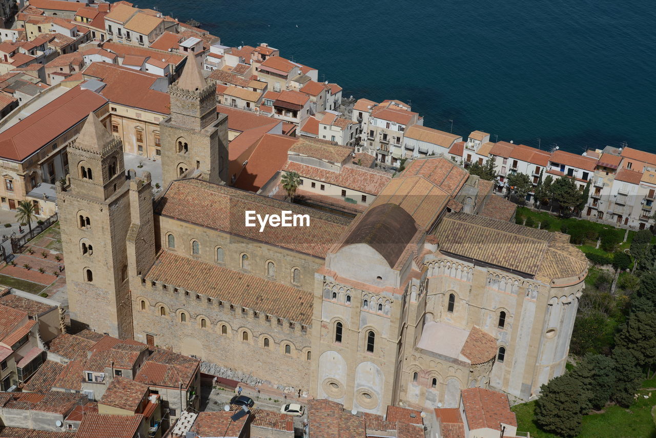 HIGH ANGLE VIEW OF TOWNSCAPE AGAINST SEA