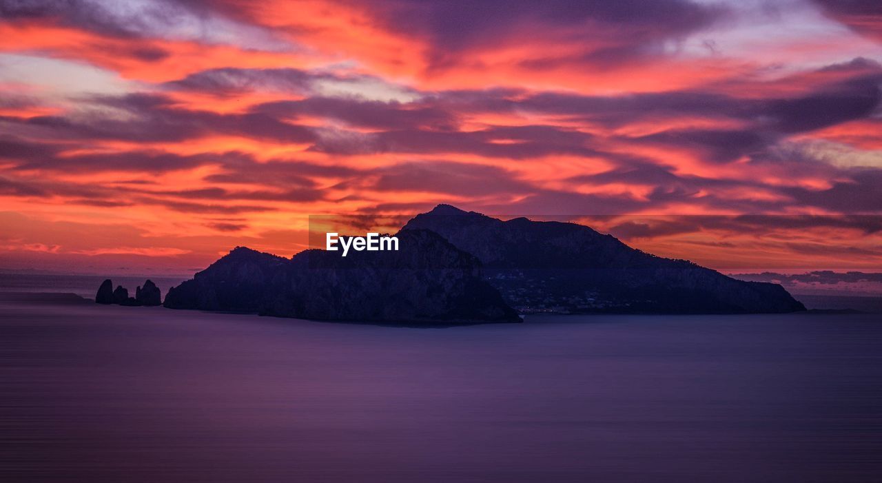 SCENIC VIEW OF SEA AGAINST DRAMATIC SKY