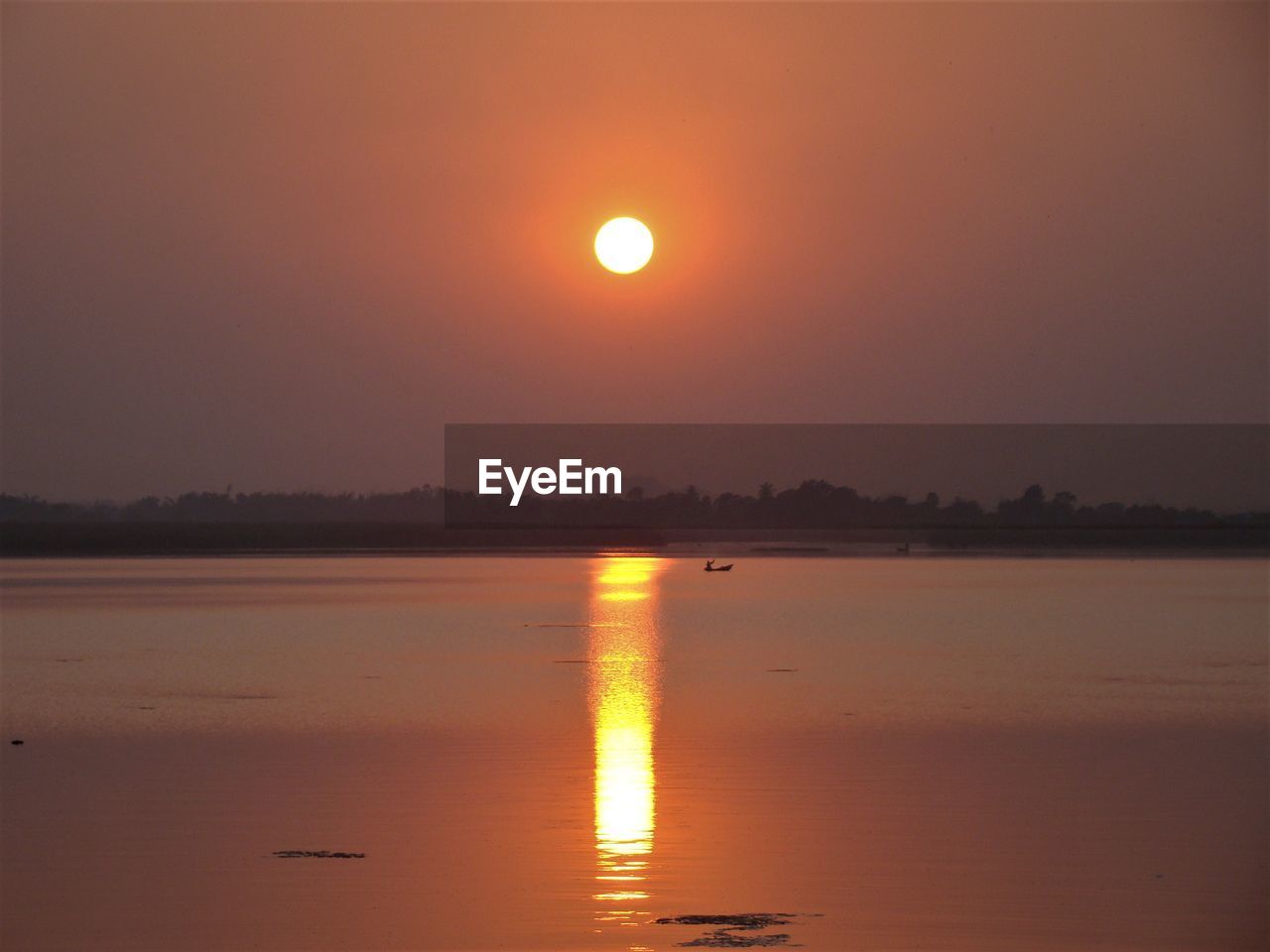 SCENIC VIEW OF SEA AGAINST SKY AT SUNSET