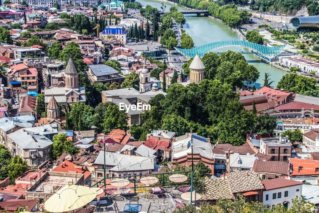 HIGH ANGLE VIEW OF BUILDINGS IN CITY