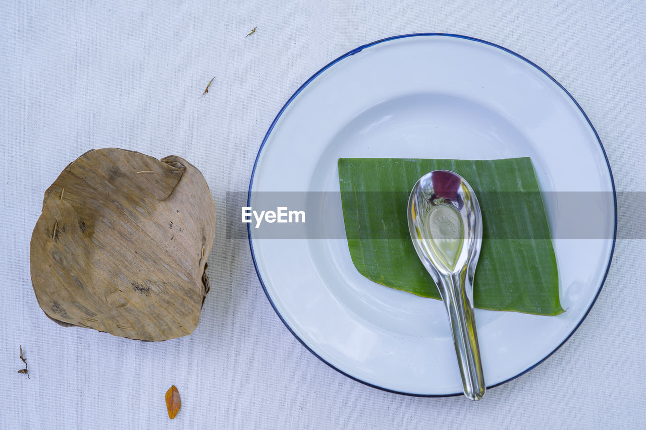 HIGH ANGLE VIEW OF BREAD IN PLATE