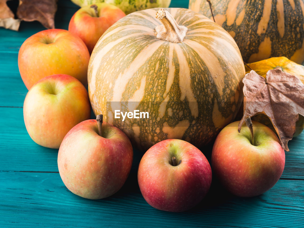 HIGH ANGLE VIEW OF APPLES IN MARKET