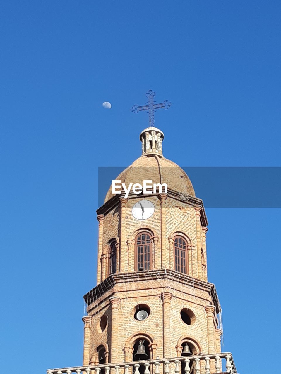 LOW ANGLE VIEW OF CLOCK TOWER AGAINST SKY