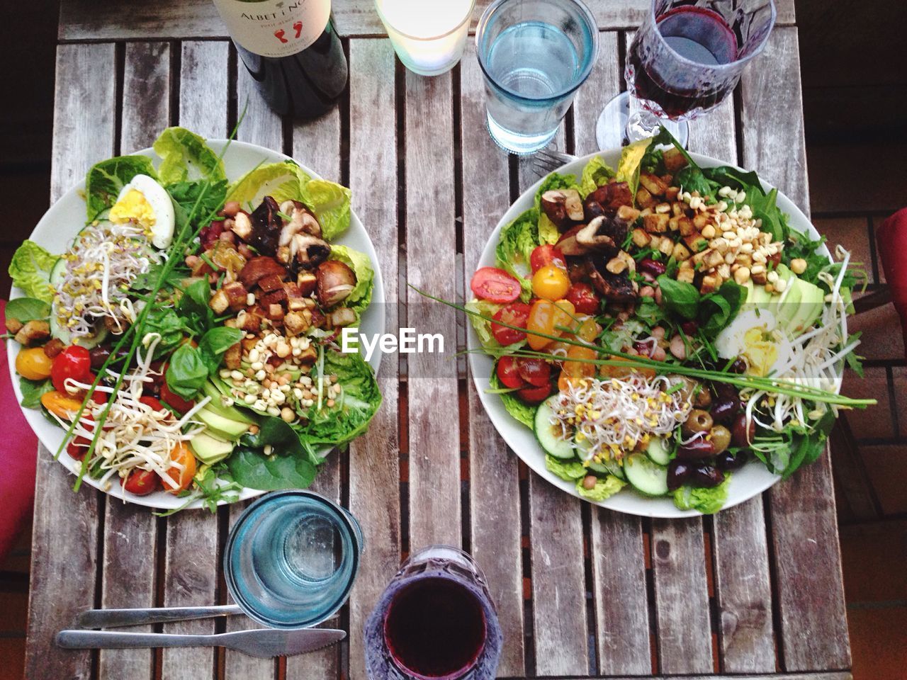 CLOSE-UP OF VEGETABLES ON TABLE