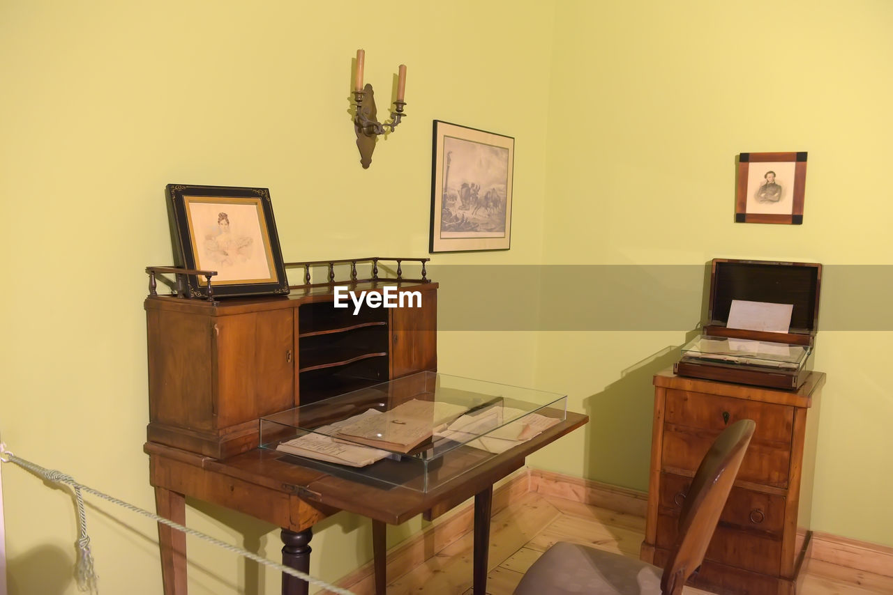 EMPTY CHAIRS AND TABLES IN HOUSE