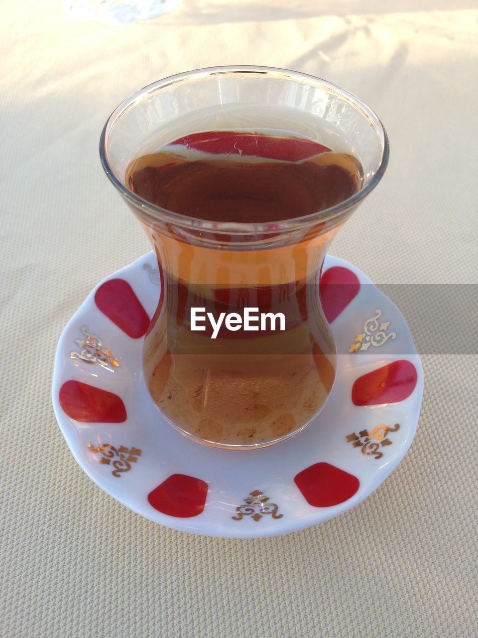 CLOSE-UP OF RED WINE ON TABLE