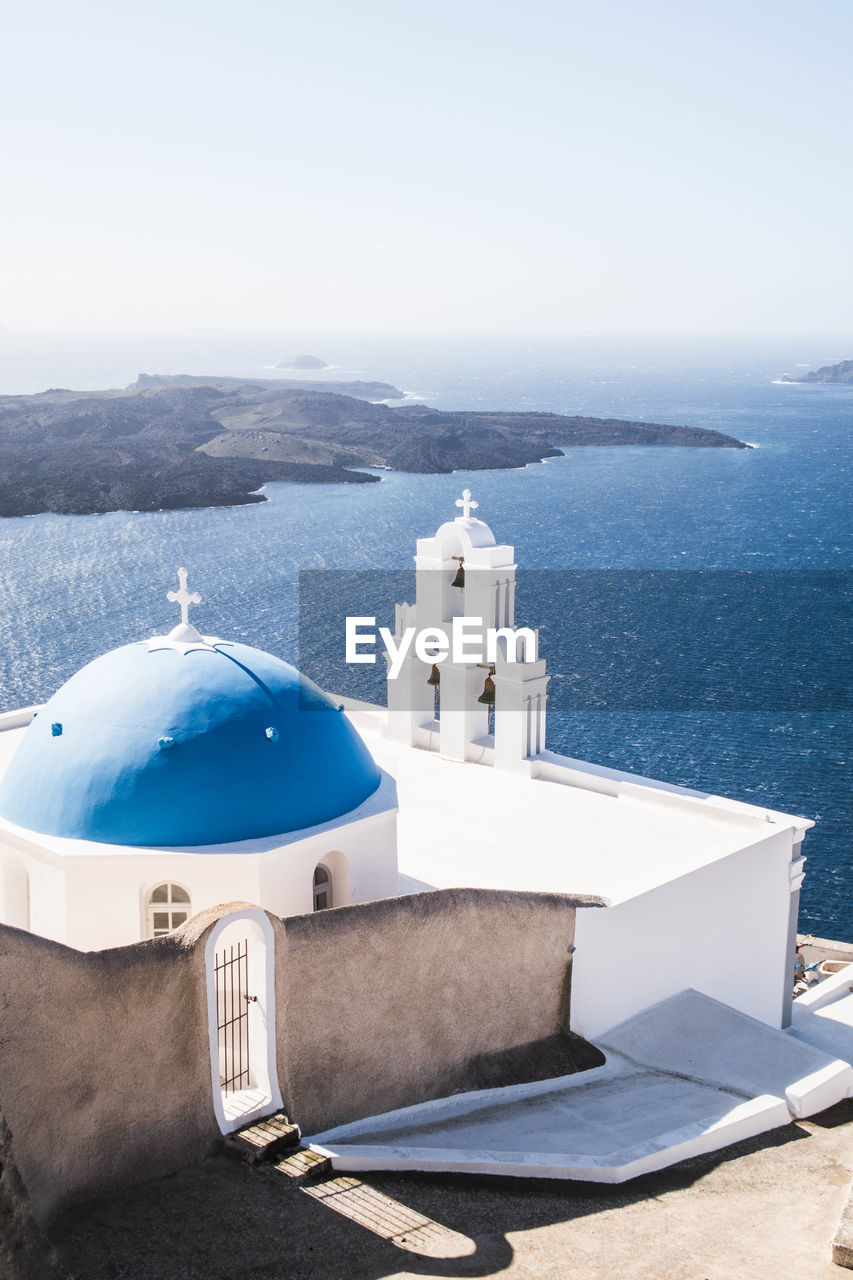 BLUE SEA BY BUILDING AGAINST SKY