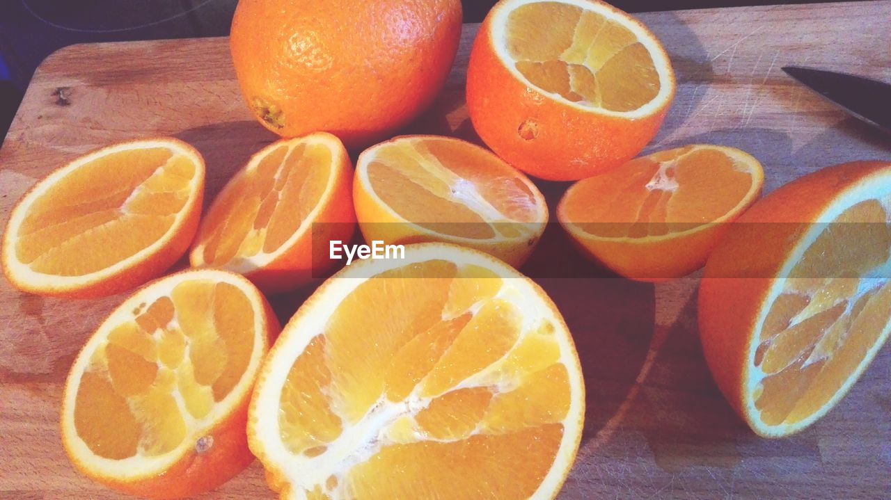 CLOSE-UP OF ORANGE SLICES ON TABLE