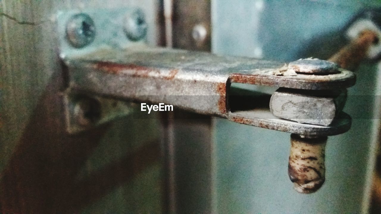 CLOSE-UP OF RUSTY METAL DOOR