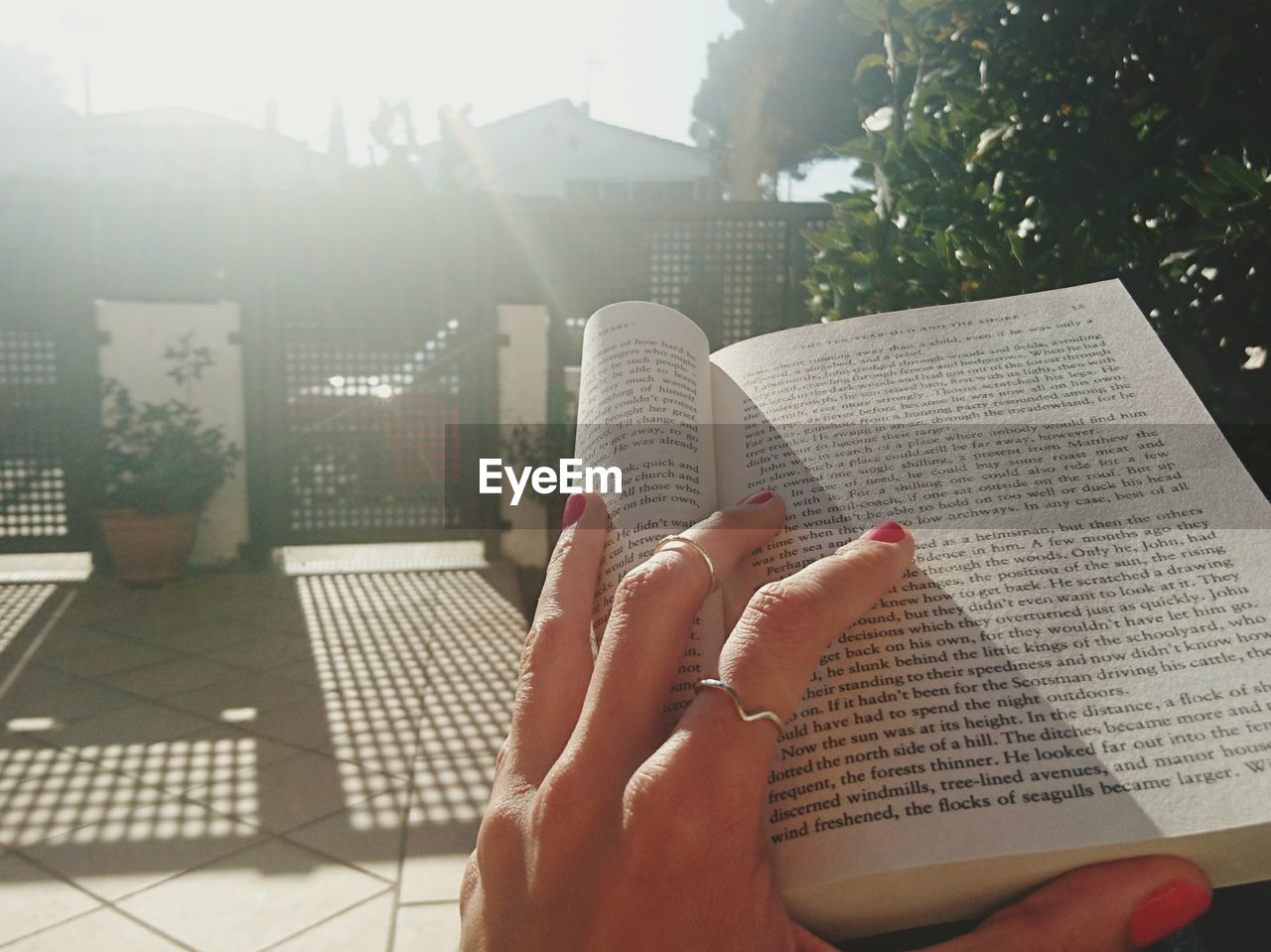 CROPPED IMAGE OF PERSON