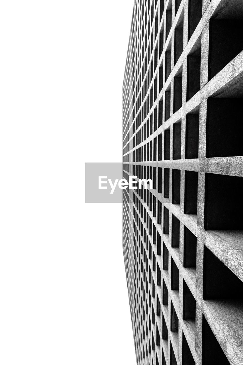 LOW ANGLE VIEW OF MODERN BUILDING AGAINST CLEAR SKY