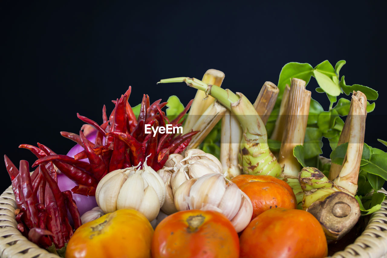 CLOSE-UP OF FRESH VEGETABLES