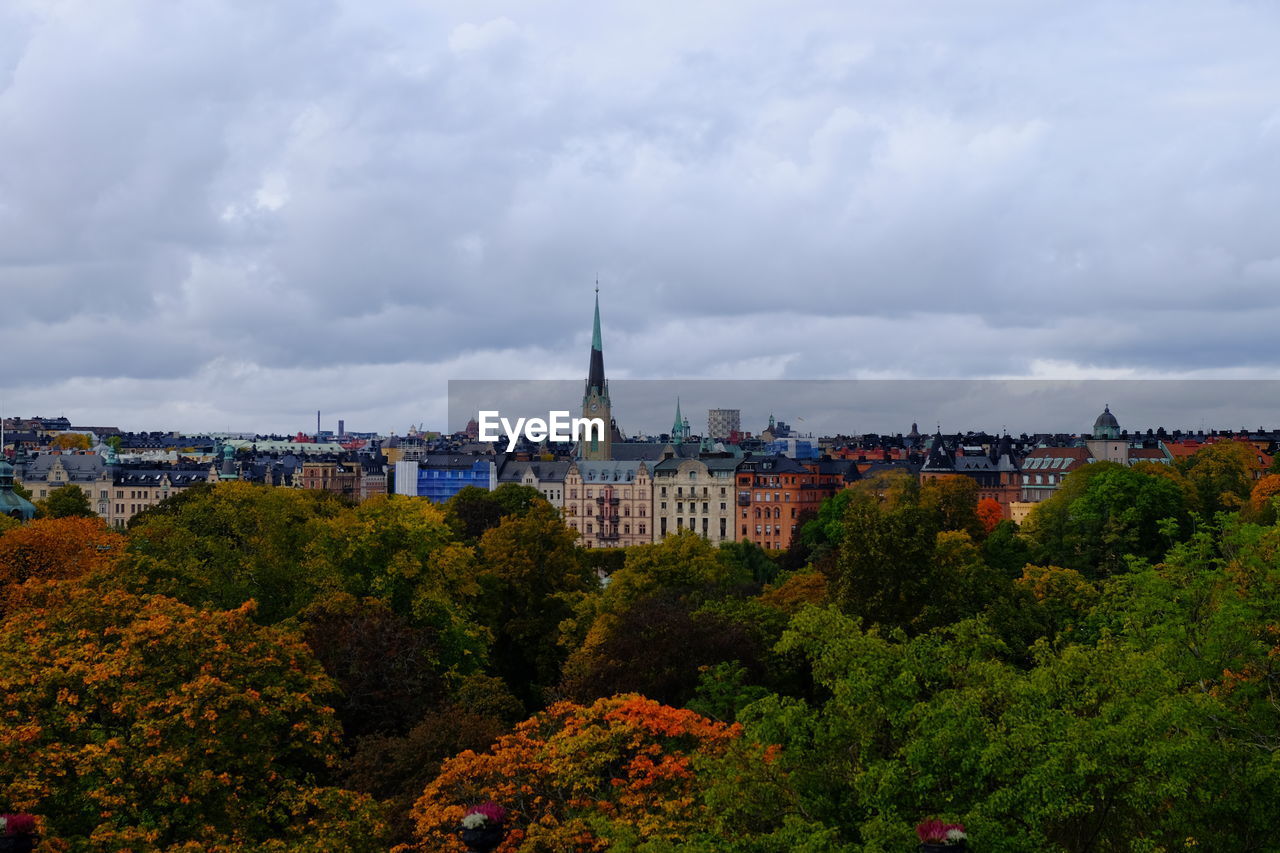 VIEW OF BUILDINGS AGAINST CLOUDY SKY