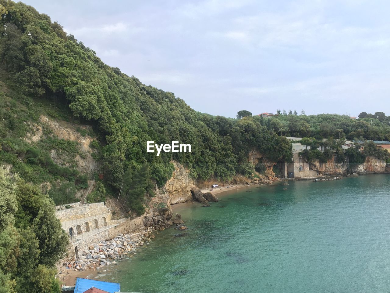 SCENIC VIEW OF SEA AND MOUNTAINS AGAINST SKY