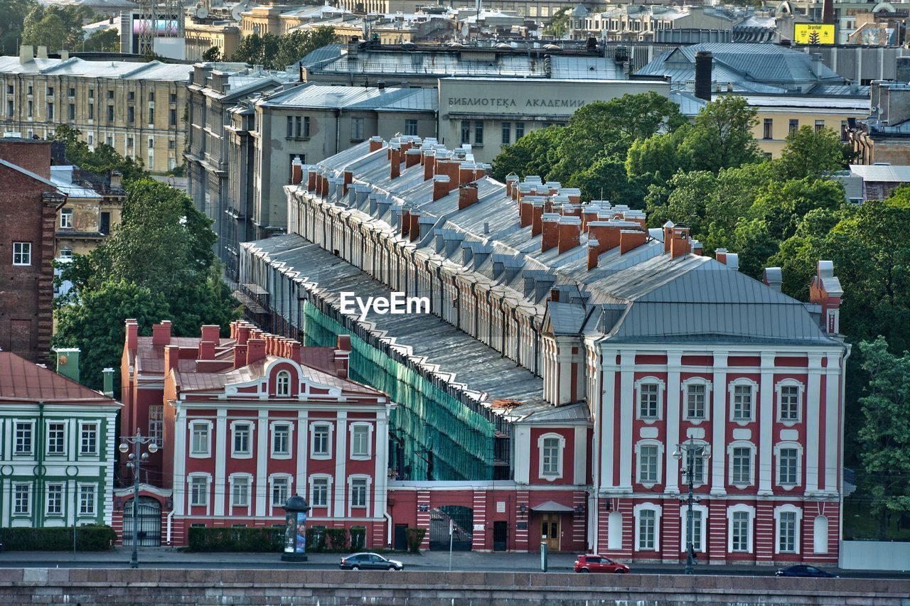 HIGH ANGLE VIEW OF STREET AMIDST BUILDINGS IN CITY