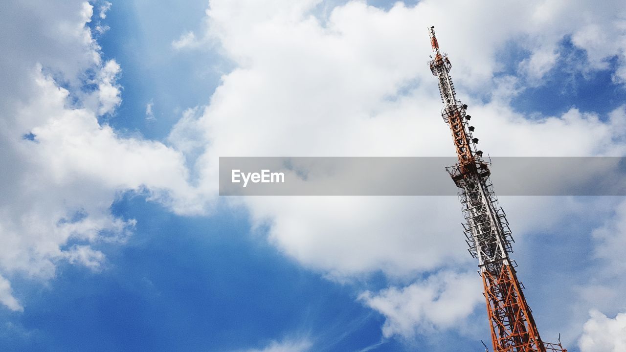 LOW ANGLE VIEW OF CRANE AGAINST CLOUDY SKY