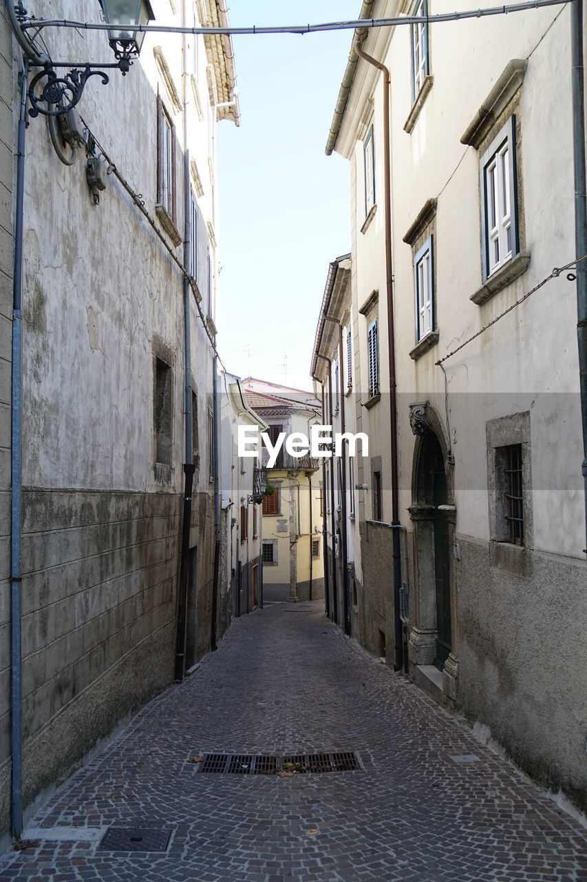 NARROW STREET BETWEEN BUILDINGS