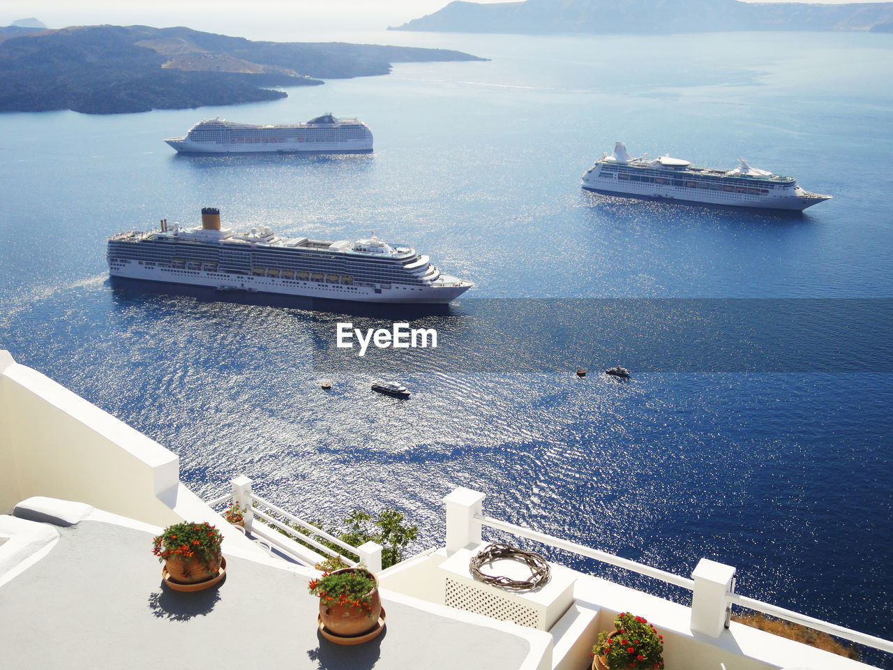 HIGH ANGLE VIEW OF SHIP SAILING IN SEA