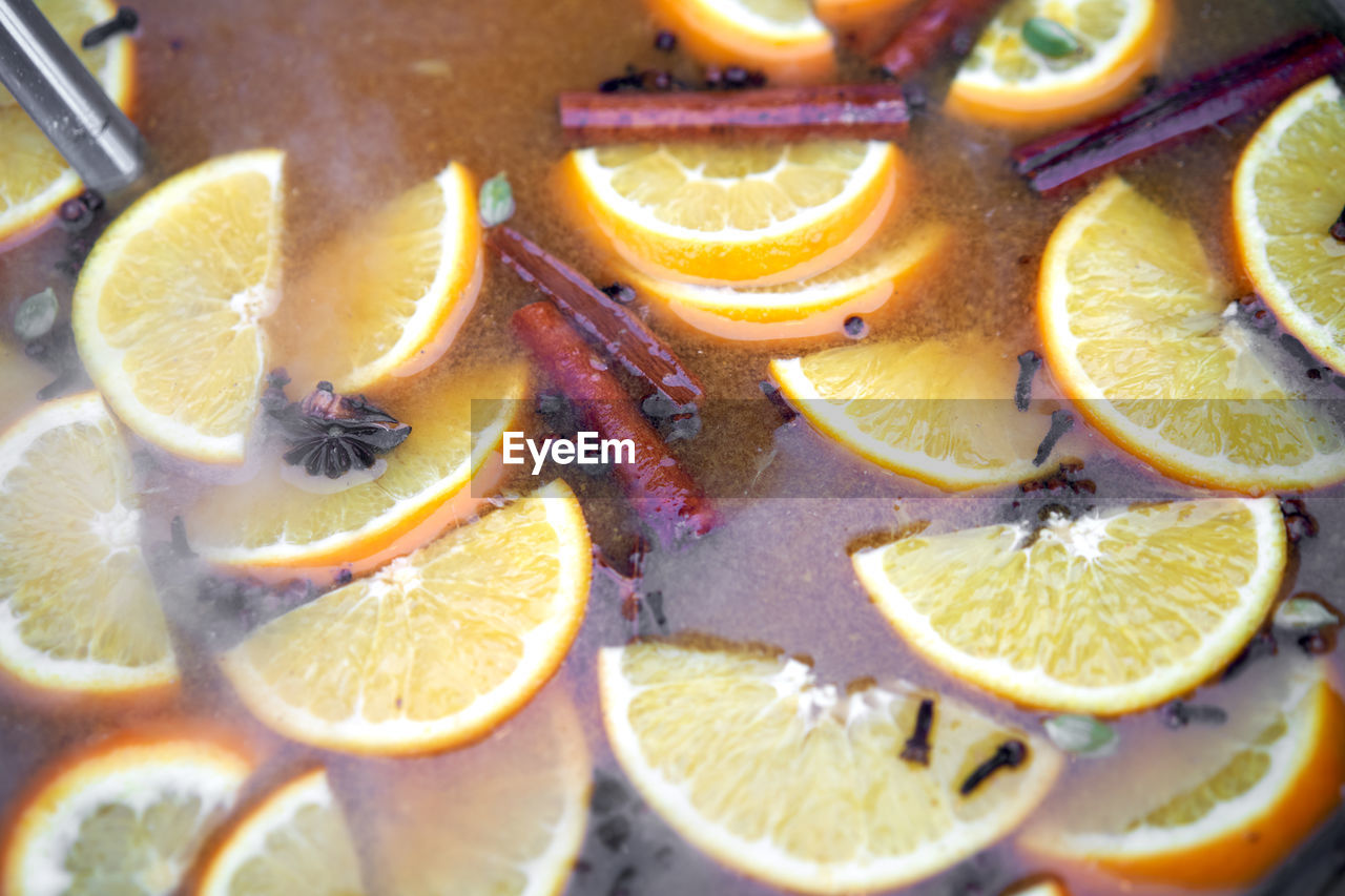 HIGH ANGLE VIEW OF ORANGE FRUIT IN PLATE