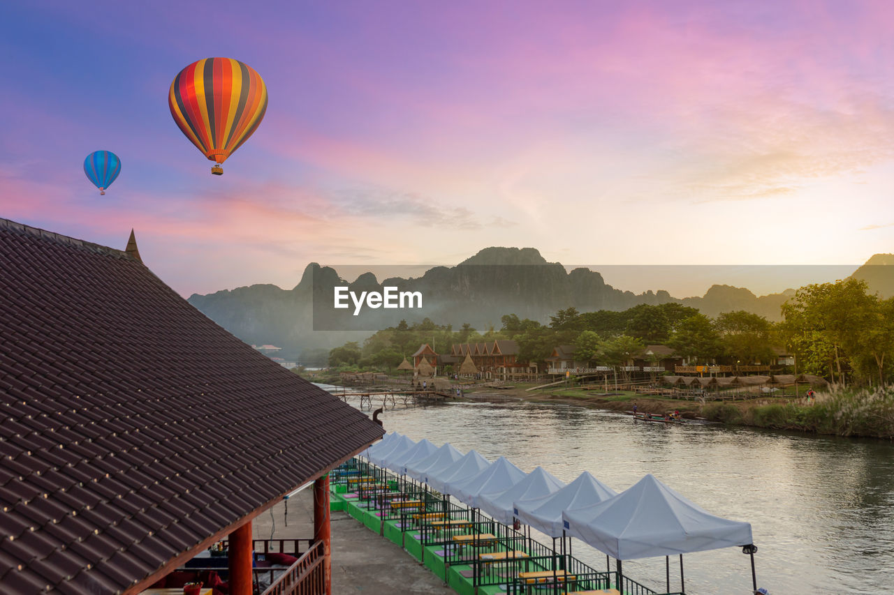 HOT AIR BALLOON IN WATER AGAINST SKY