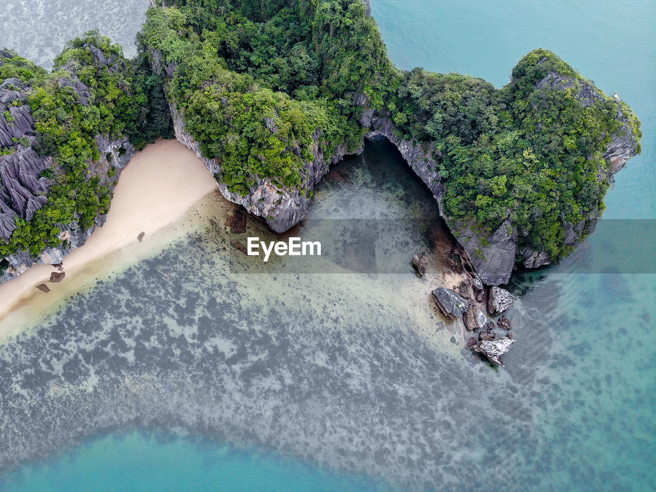 Beautiful aerial view of a famous tourist attraction which is located in lan ha bay, vietnam.