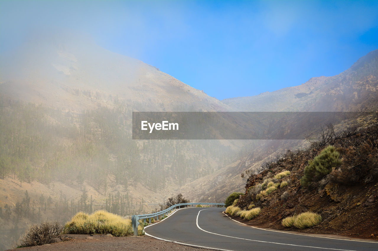 ROAD LEADING TOWARDS MOUNTAIN AGAINST SKY