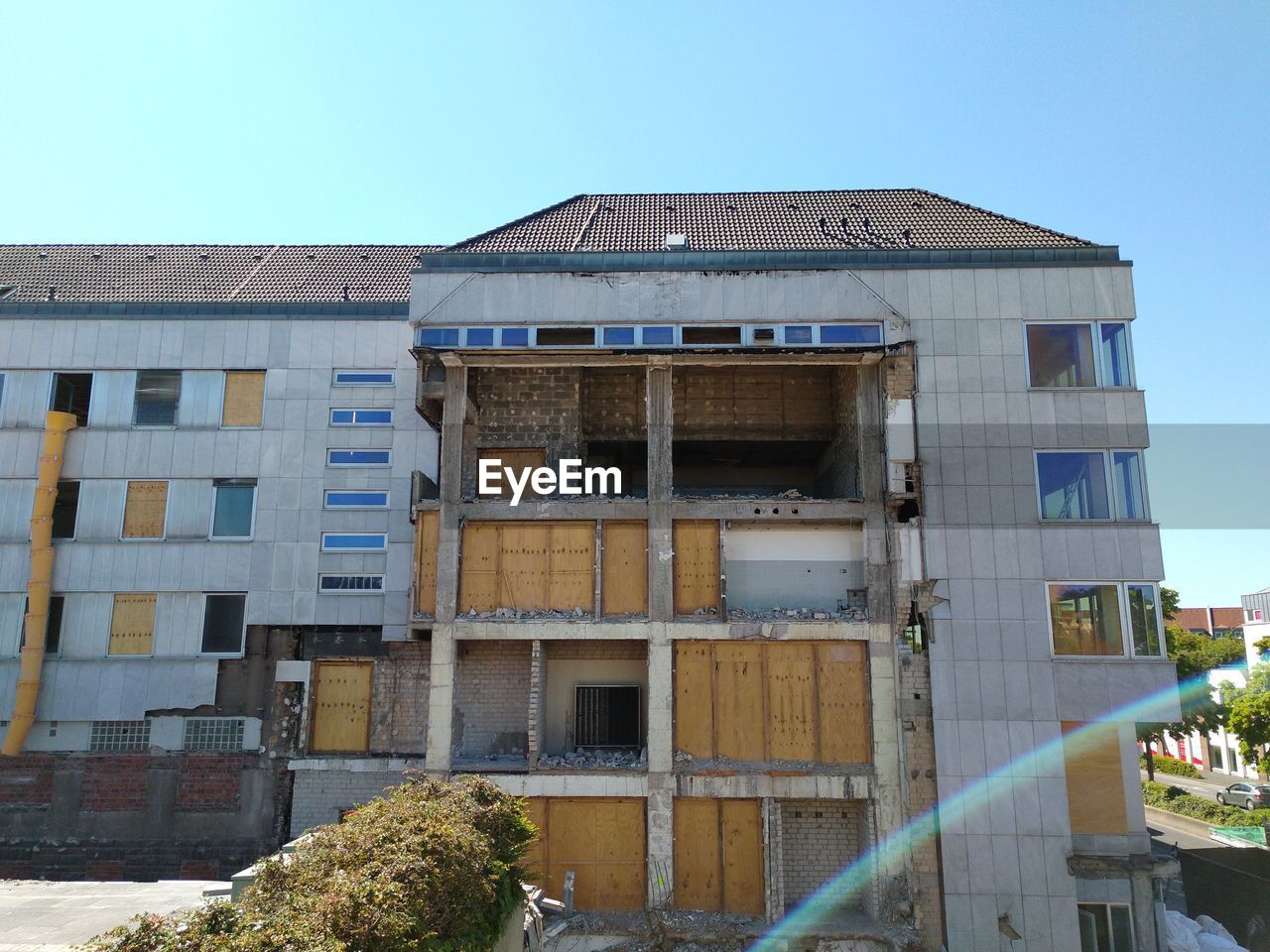 LOW ANGLE VIEW OF BUILDINGS AGAINST CLEAR SKY