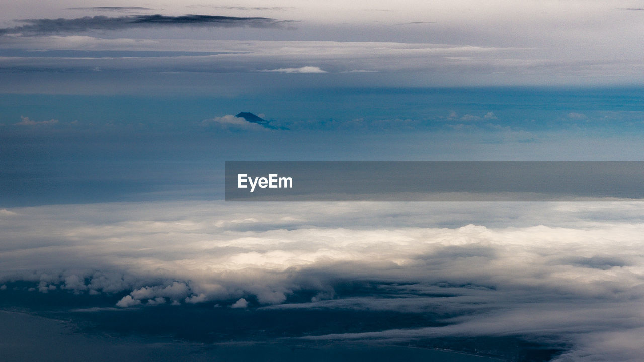 SCENIC VIEW OF CLOUDSCAPE OVER SEA