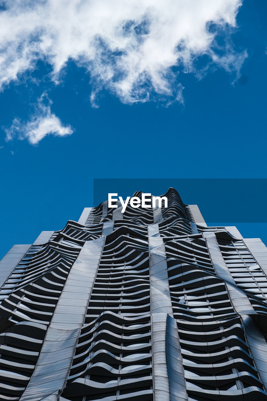 LOW ANGLE VIEW OF MODERN BUILDING AGAINST SKY