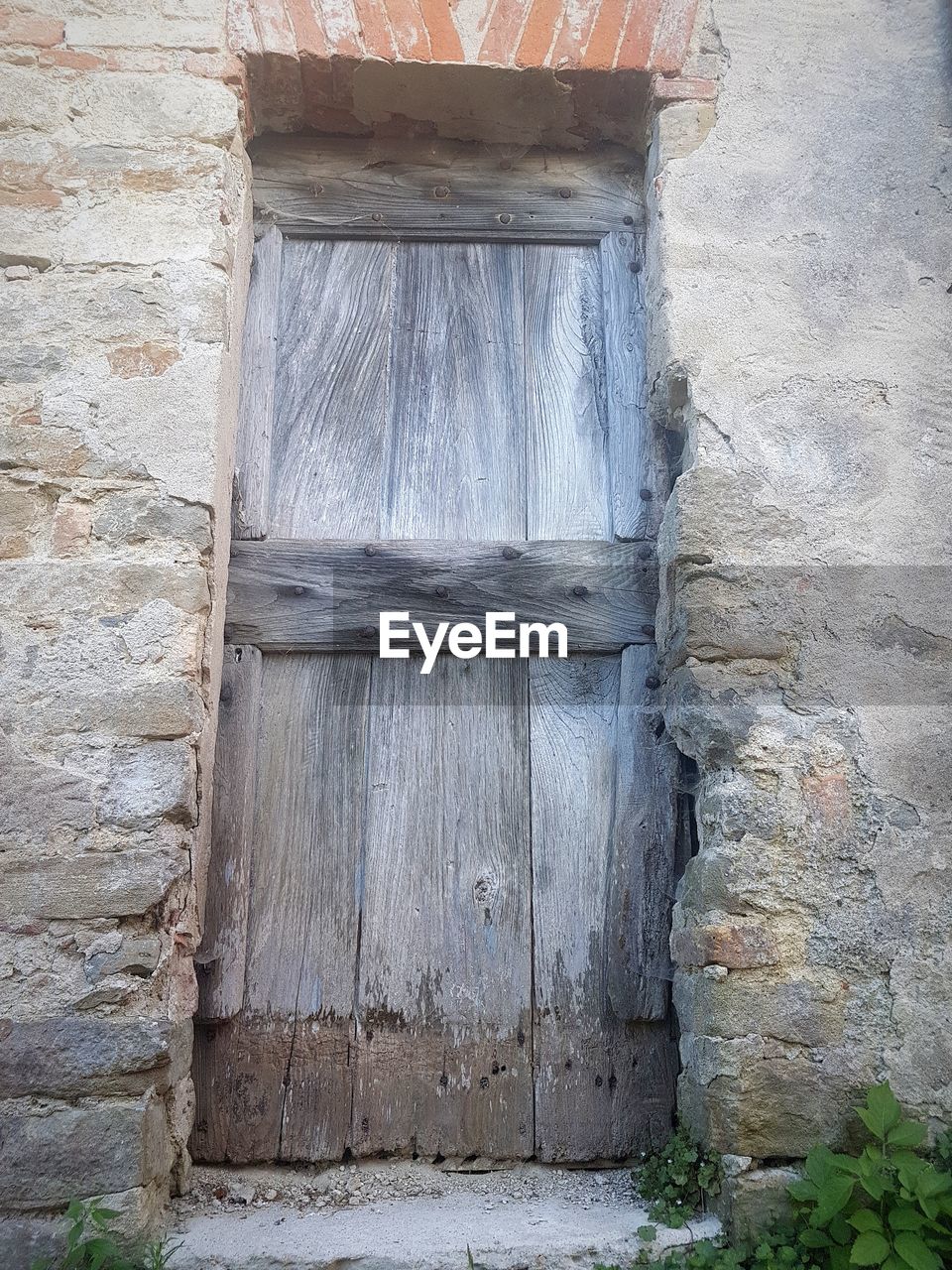CLOSE-UP OF DOOR ON BRICK WALL