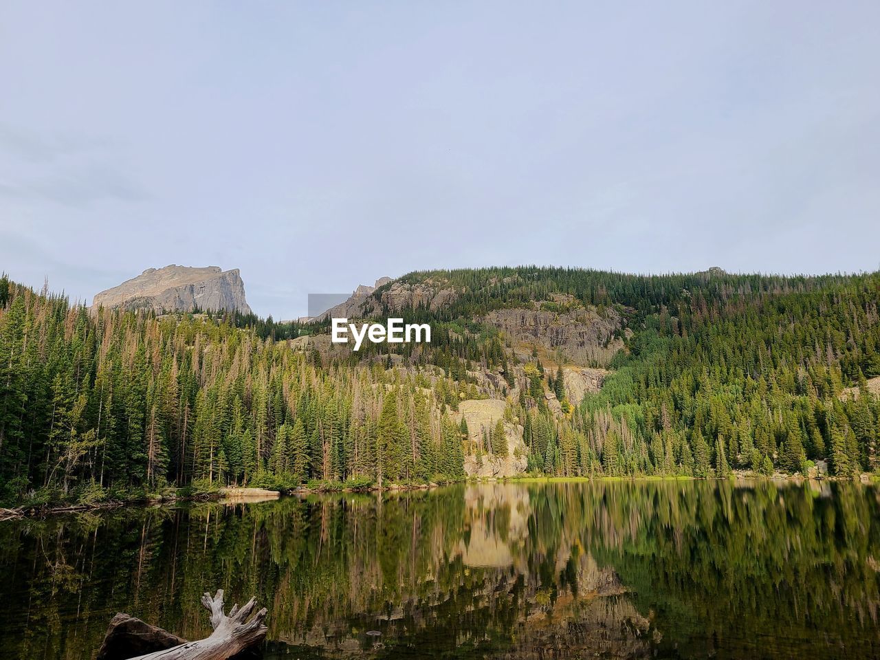 Early morning scenic view of a lake at the golden hour