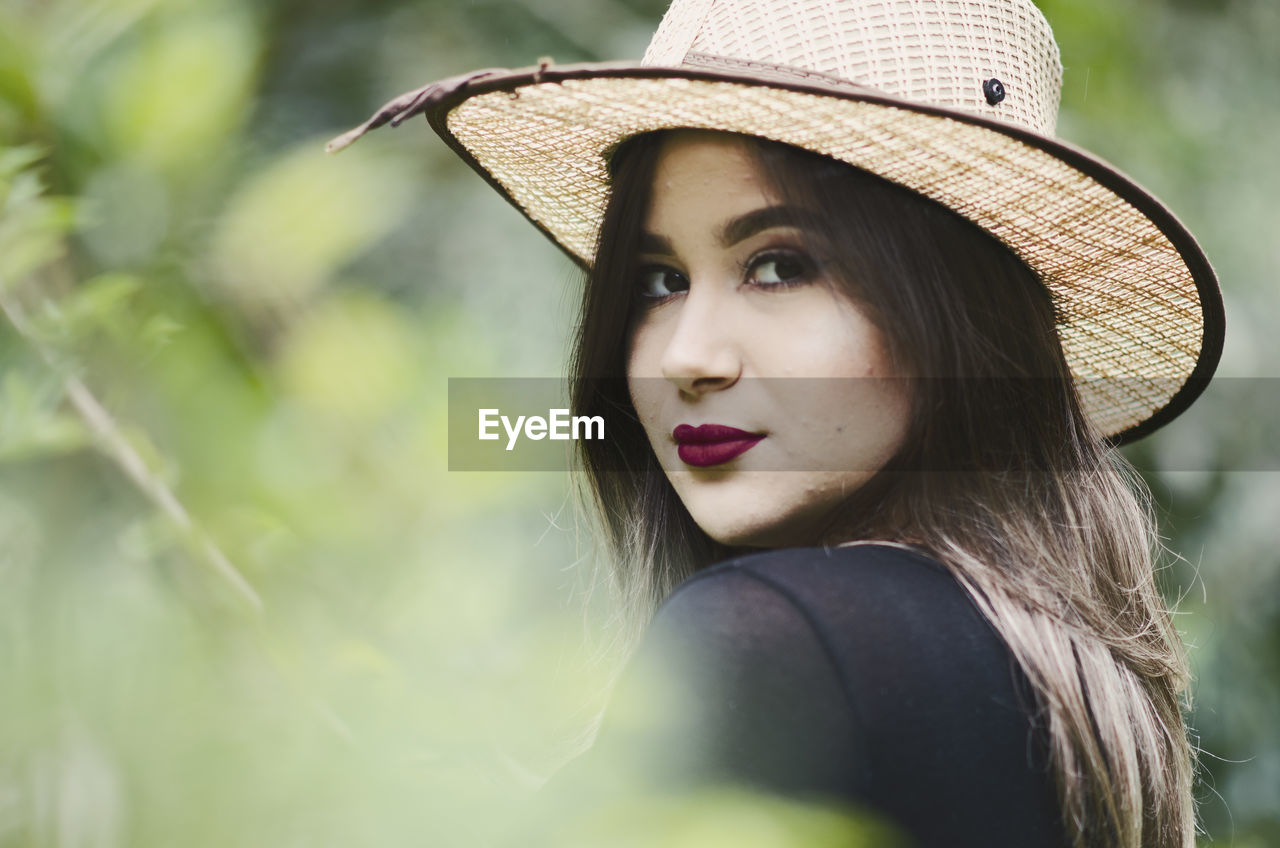 PORTRAIT OF YOUNG WOMAN WITH HAT