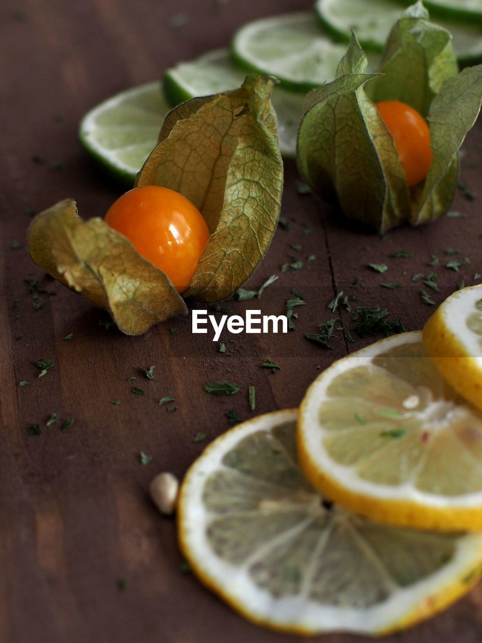 CLOSE-UP OF ORANGE FRUIT