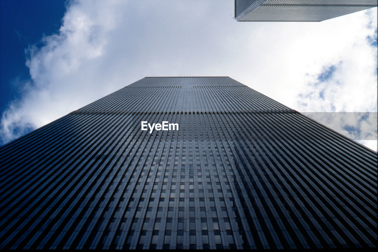 LOW ANGLE VIEW OF MODERN OFFICE BUILDING