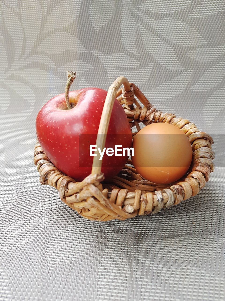 HIGH ANGLE VIEW OF APPLES IN BASKET