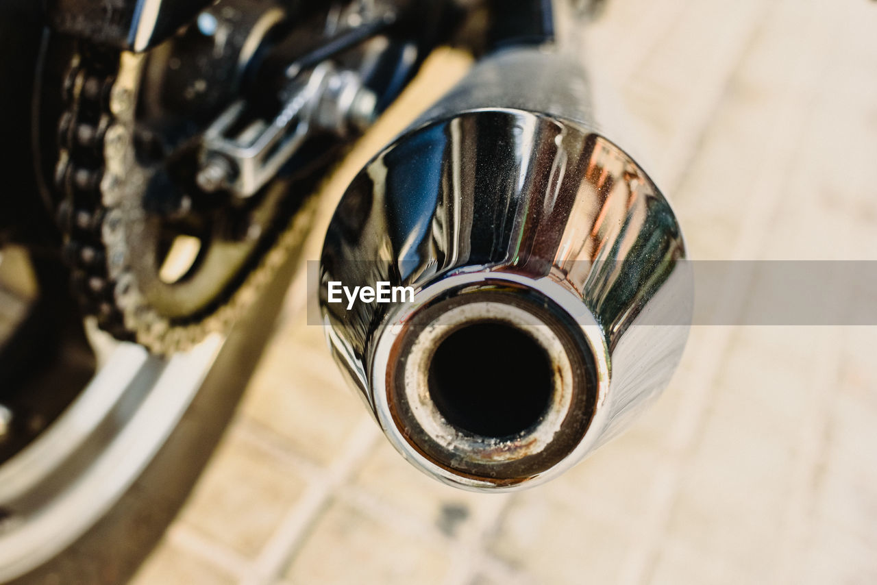 HIGH ANGLE VIEW OF CAMERA ON METAL TABLE