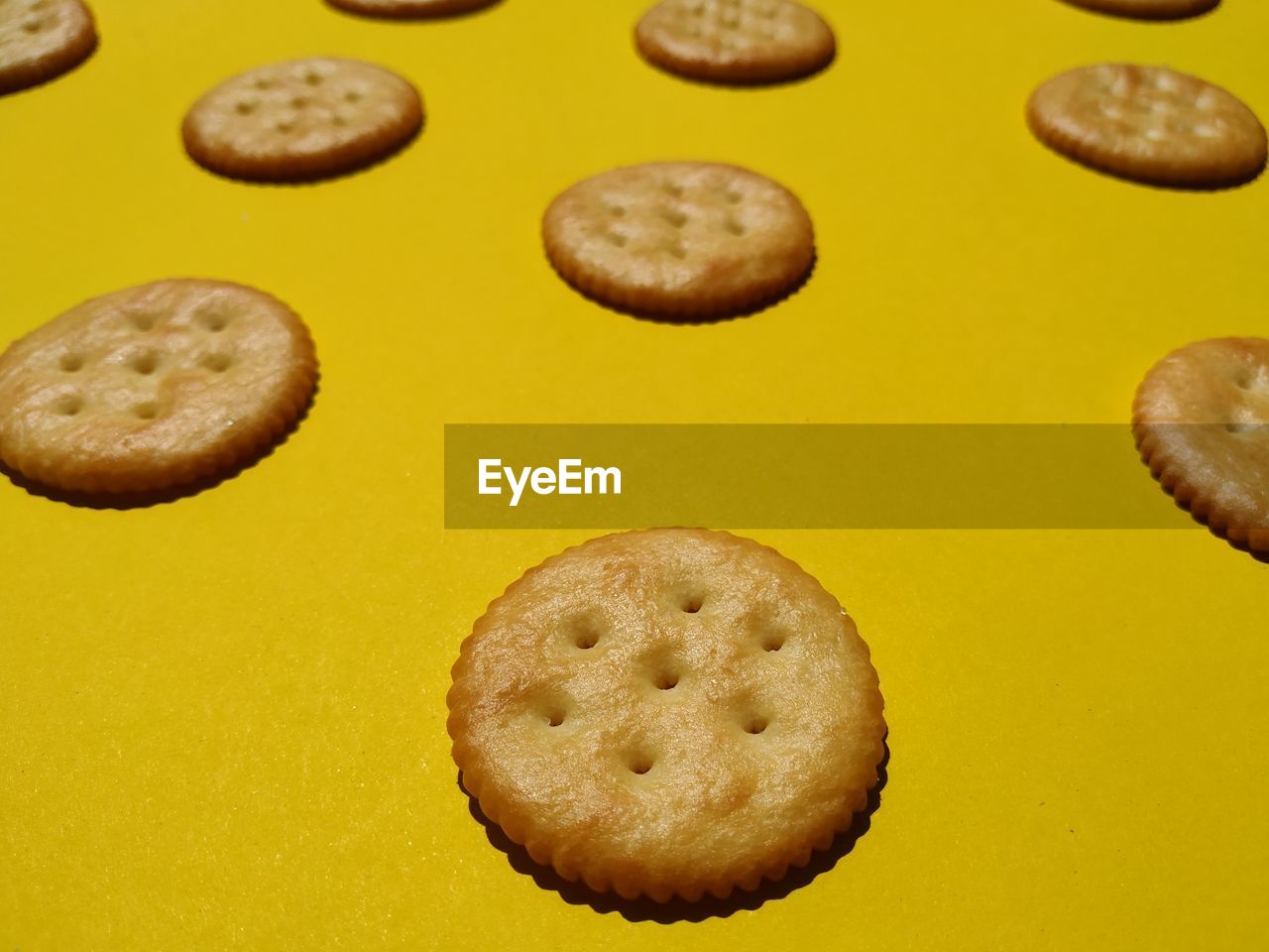 HIGH ANGLE VIEW OF COOKIES ON YELLOW SLICES