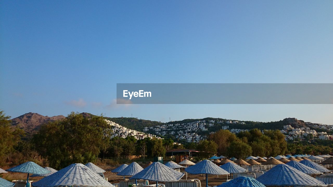 SCENIC VIEW OF MOUNTAIN AGAINST CLEAR BLUE SKY