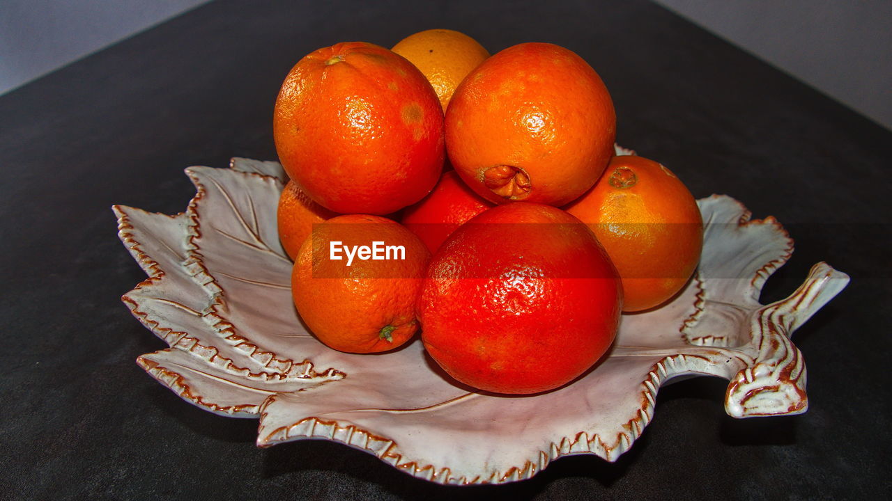 HIGH ANGLE VIEW OF FRUITS IN PLATE