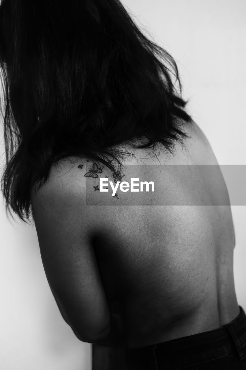 black, black and white, one person, monochrome photography, adult, monochrome, back, white, close-up, rear view, indoors, women, studio shot, hairstyle, young adult, portrait, person, arm, human face, long hair, photo shoot, lifestyles, waist up, standing, female, human head, human hair