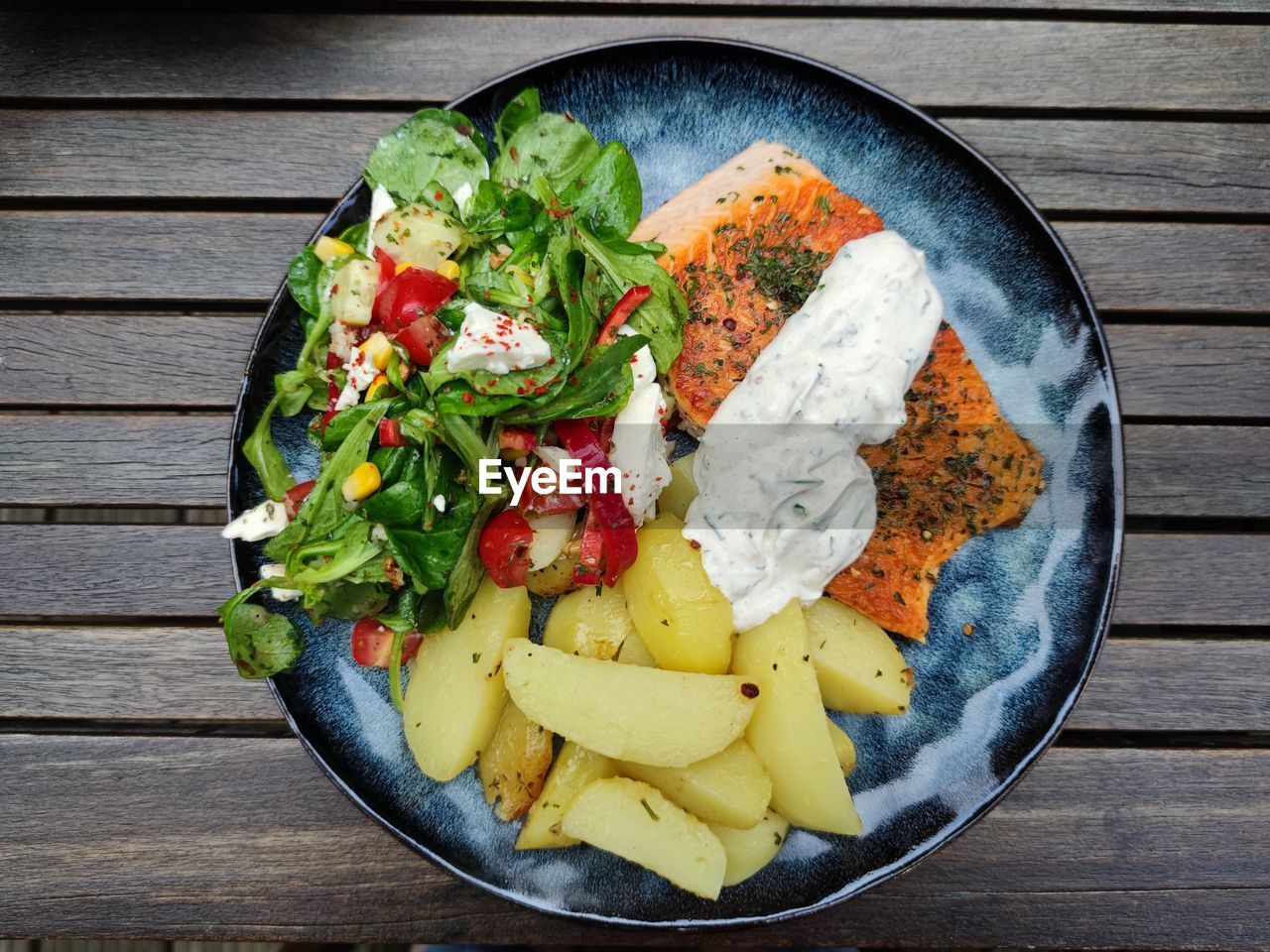 HIGH ANGLE VIEW OF SALAD SERVED IN BOWL