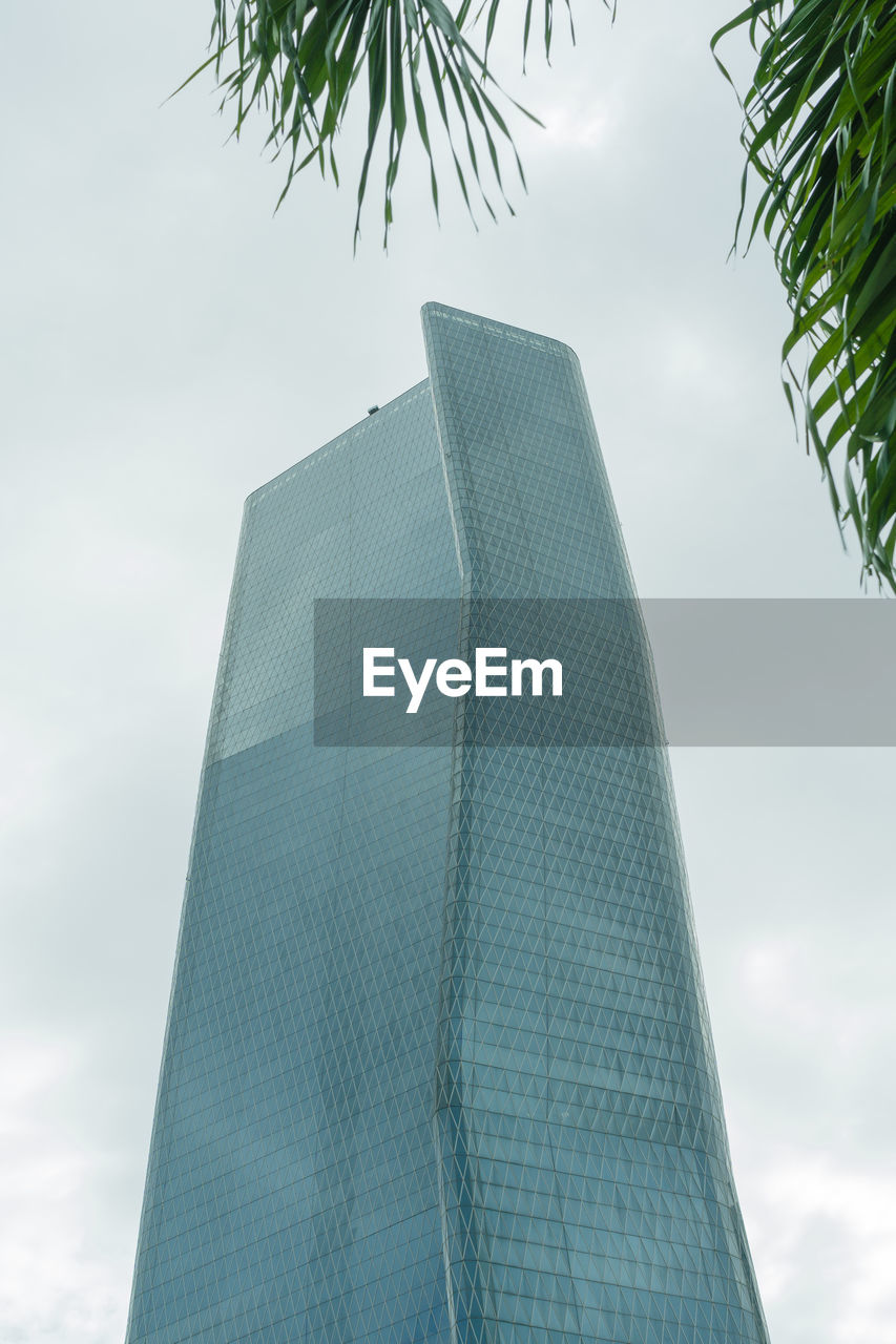 LOW ANGLE VIEW OF SKYSCRAPER AGAINST SKY