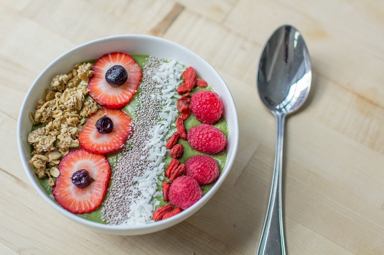 HIGH ANGLE VIEW OF FRUITS IN BOWL ON TABLE