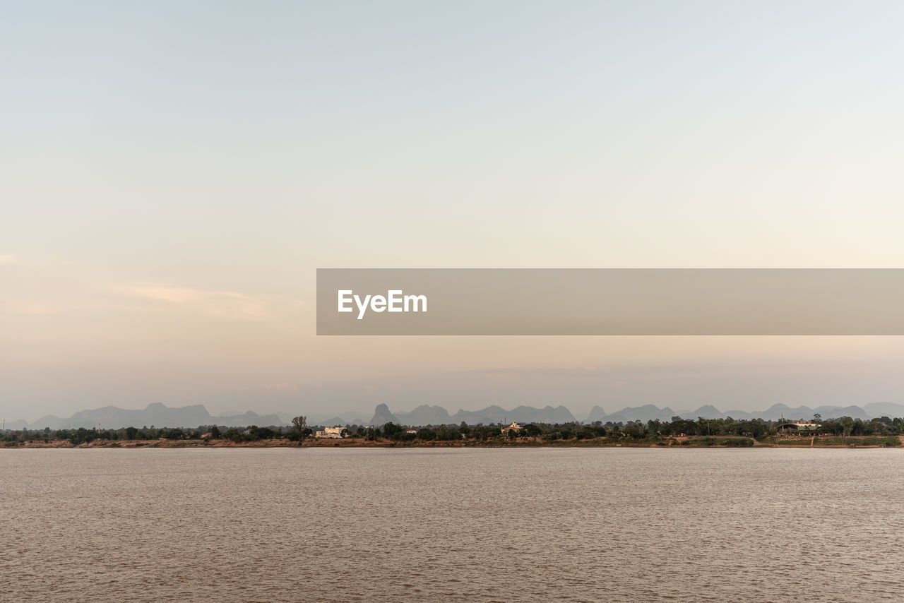 SCENIC VIEW OF SEA AGAINST SKY AT SUNSET