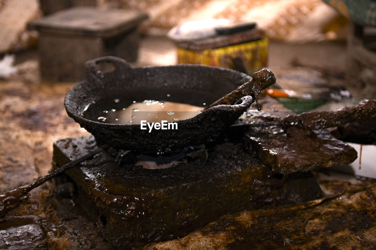 Frying pan and small stove, serves to heat or melt the 'malam' / wax in the process of making batik
