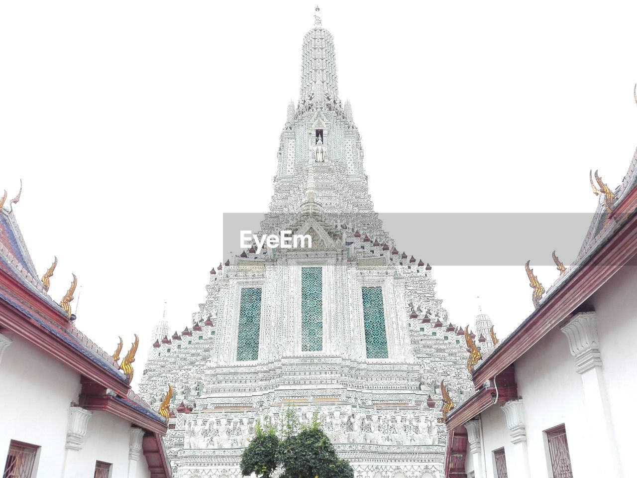 LOW ANGLE VIEW OF STATUE OF TEMPLE