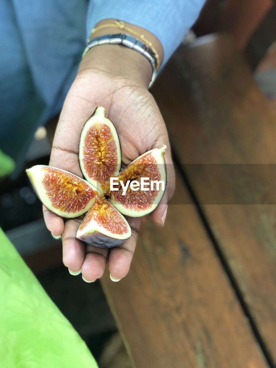 HIGH ANGLE VIEW OF HAND HOLDING BANANA