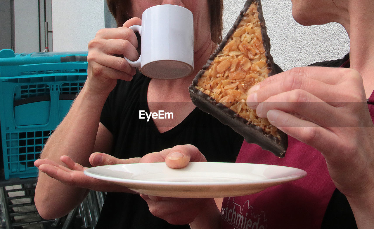 MIDSECTION OF WOMAN EATING FOOD IN PLATE