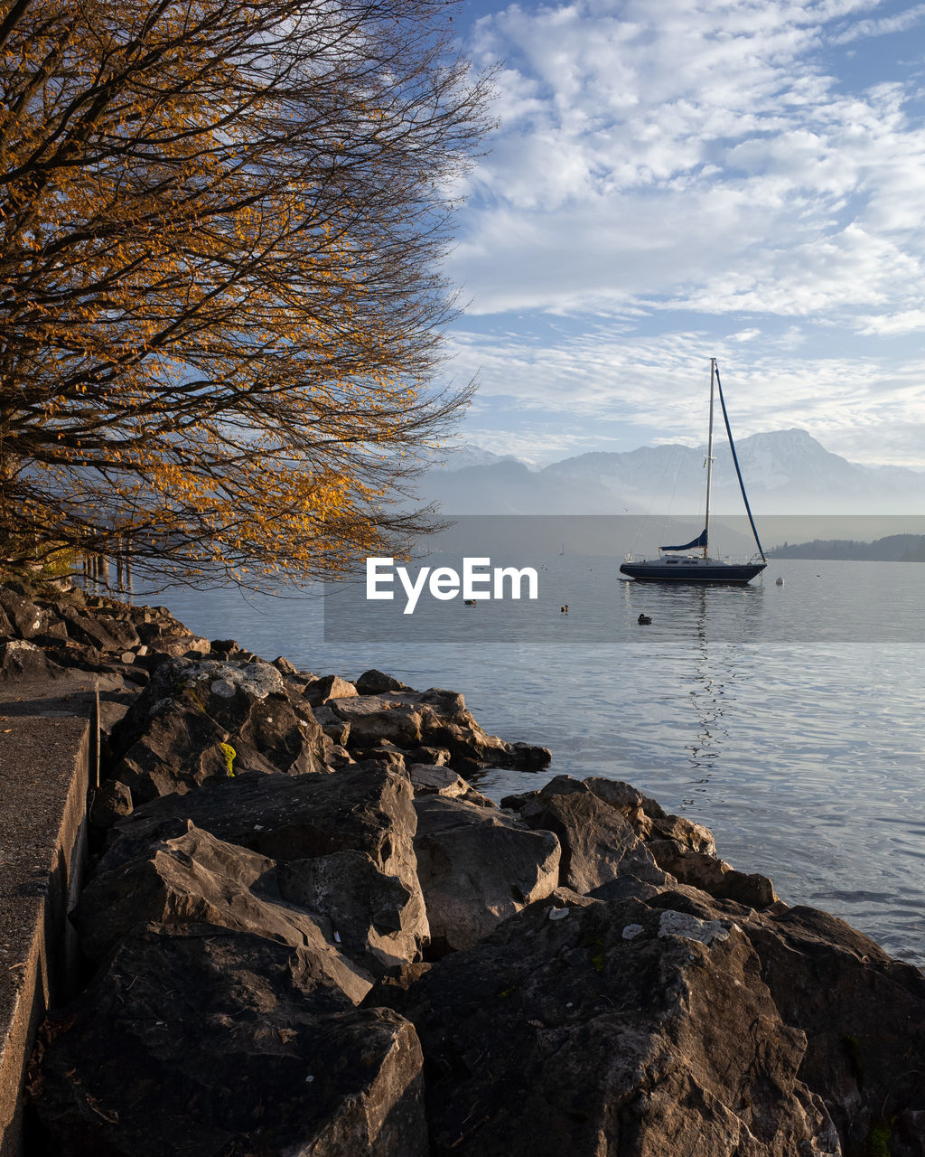 SAILBOATS ON SEA AGAINST SKY