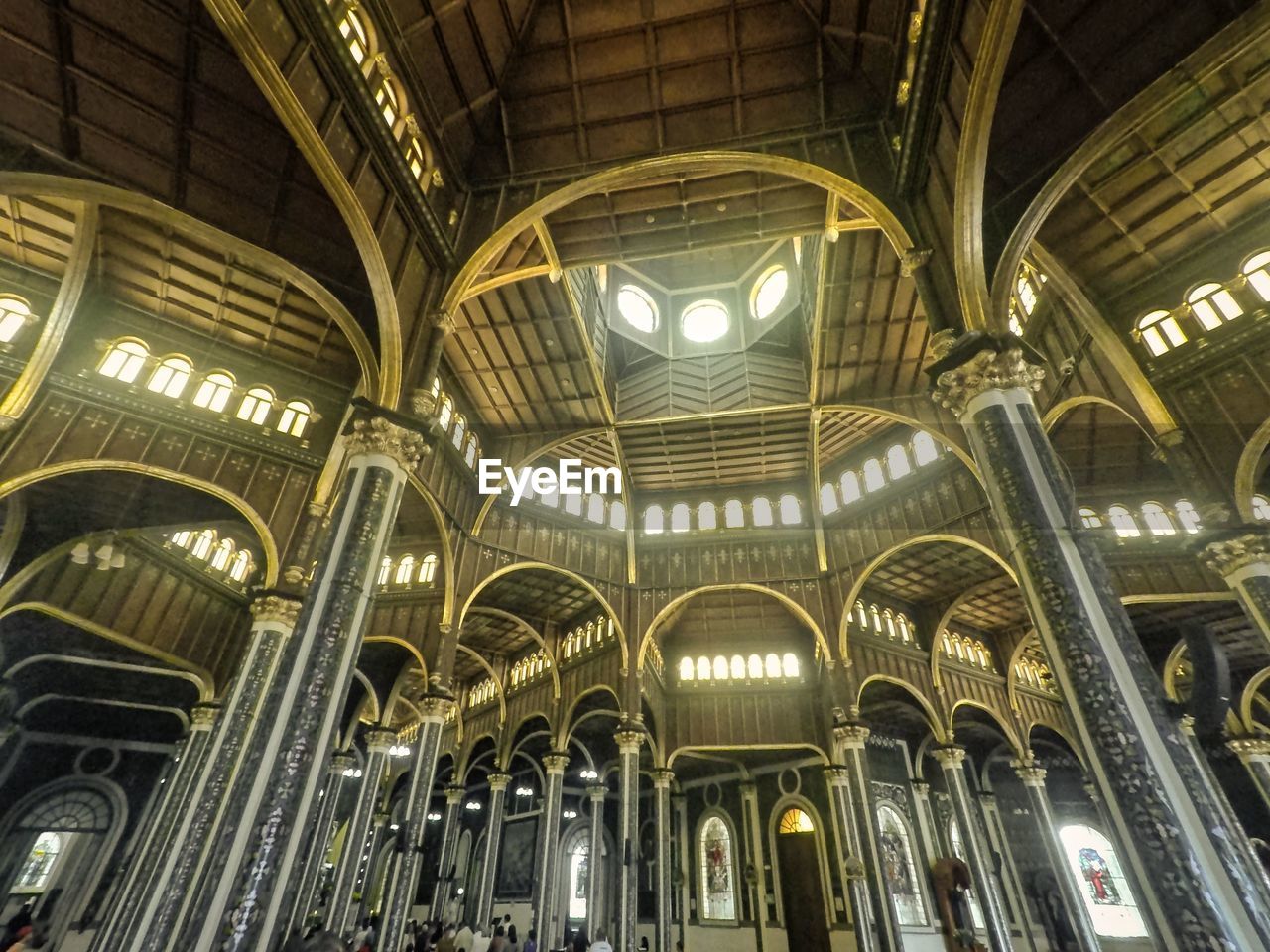 LOW ANGLE VIEW OF CEILING OF ILLUMINATED BUILDING